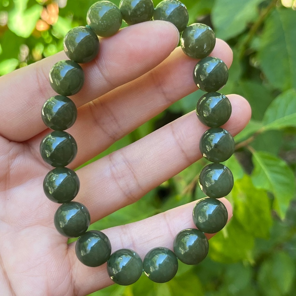 10.5mm stretchable green‎ jade bracelet - Picture 4 of 7